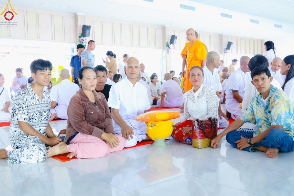 ภาพ No.186449:พิธีตัดปอย ปลงผม เวียนประทักษิณ  มอบบาตรผ้าไตร ขอขมาผู้ปกครอง และพิธีบรรพชาอุปสมบท  โครงการอุปสมบทหมู่บูชาธรรมมหาปูชนียาจารย์  ประจำปี 2567 ณ ศูนย์ปฏิบัติธรรมภาคใต้และวัดคงคาเลียบ อ.บางกล่ำ จ.สงขลา วันอาทิตย์ที่ 8 ธันวาคม พ.ศ. 2567
