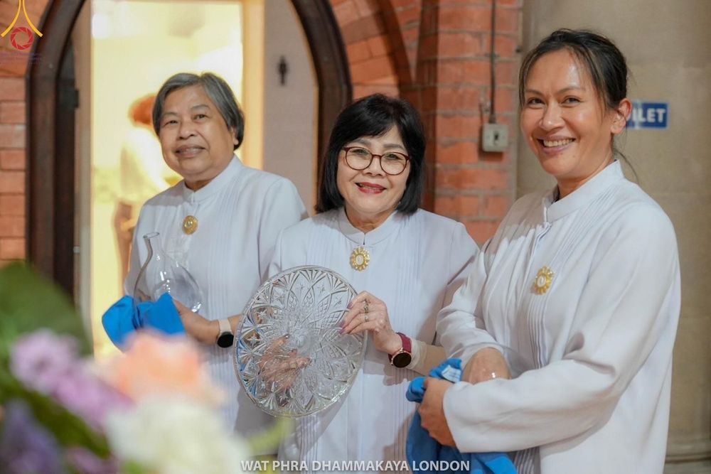 ภาพ No.159911:พิธีบูชาข้าวพระ วันอาทิตย์ต้นเดือน ณ วัดพระธรรมกายลอนดอน วันที่ 6 ตุลาคม พ.ศ. 2567