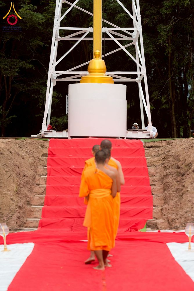 ภาพ No.261877:วันที่ 14 ตุลาคม พ.ศ. 2568 พิธีกลั่นแผ่นดิน โปรยทรายตอกเสาเข็มมหามงคลต้นแรก  สร้างองค์พระเจดีย์และจุดประทีปถวายเป็นพุทธบูชา ณ ศูนย์ปฏิบัติธรรมชัยนาท ต.ธรรมามูล อ.ชัยนาท จ.ชัยนาท