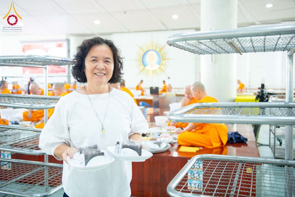 ภาพ No.268298:วันที่ 8 พฤศจิกายน พ.ศ. 2568 พิธีถวายภัตตาหารเมนูสวรรค์ เพื่อการบรรลุธรรม ณ หอฉันคุณยายอาจารย์ฯ วัดพระธรรมกาย