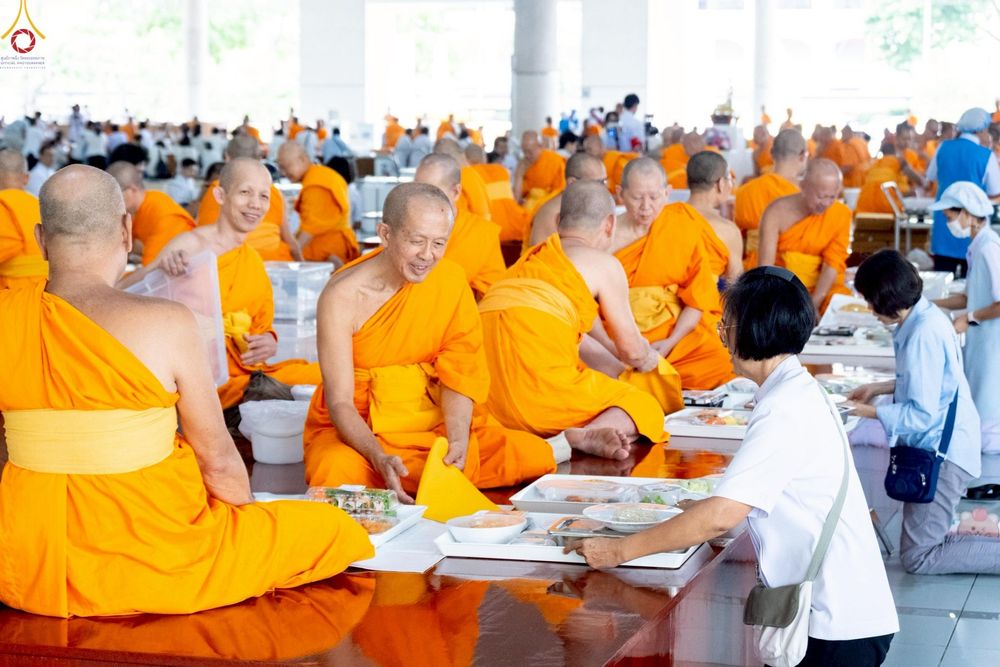 ภาพ No.248516:วันที่ 27 กันยายน พ.ศ. 2568 พิธีถวายเมนูสวรรค์เพื่อการบรรลุธรรม ณ หอฉันคุณยายอาจารย์ฯ วัดพระธรรมกาย