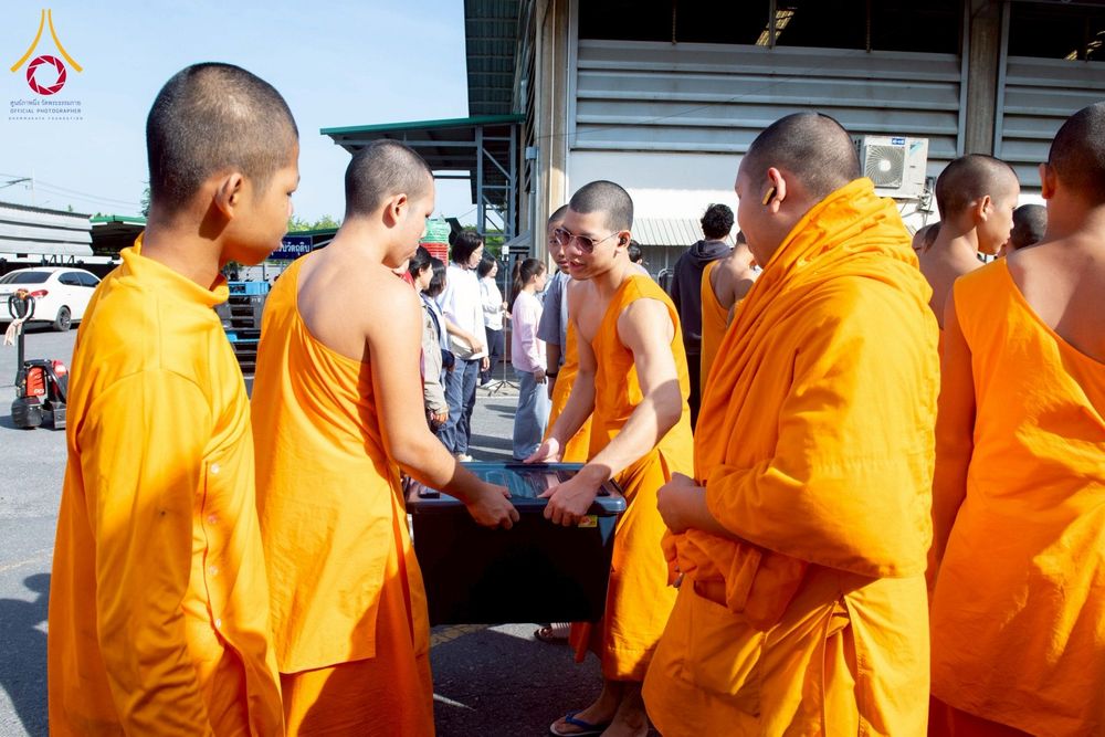 ภาพ No.273668:วันที่ 27 พฤศจิกายน พ.ศ. 2568 คณะศิษยานุศิษย์วัดพระธรรมกาย มูลนิธิธรรมกาย มอบอาหารและสิ่งของความช่วยเหลือให้พี่น้องชาวใต้ ผู้ประสบอุทกภัยน้ำท่วม