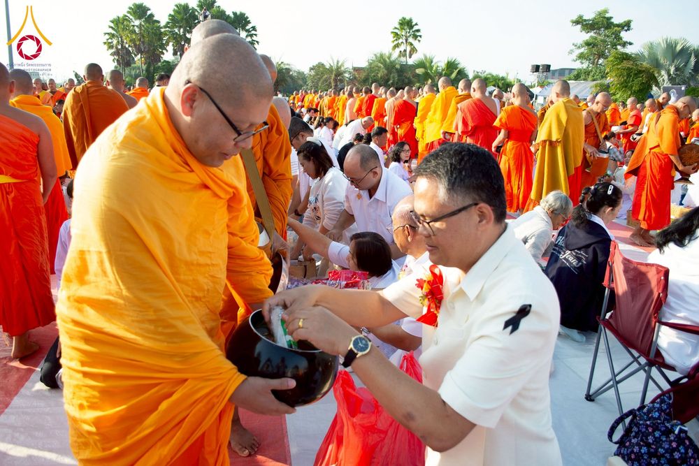 ภาพ No.276907:วันเสาร์ที่ 6 ธันวาคม พ.ศ. 2568 พิธีตักบาตรพระ 1,000 รูป อุทิศถวายพระราชกุศลสมเด็จพระนางเจ้าสิริกิติ์ พระบรมราชินีนาถ พระบรมราชชนนี พันปีหลวง และ ทำบุญเมืองลำปาง ครบรอบ 1,345 ปี ณ ลานพระบรมราชานุสาวรีย์สมเด็จพระนเรศวรมหาราชนครลำปาง อ.เกาะคา จ.ลำปาง