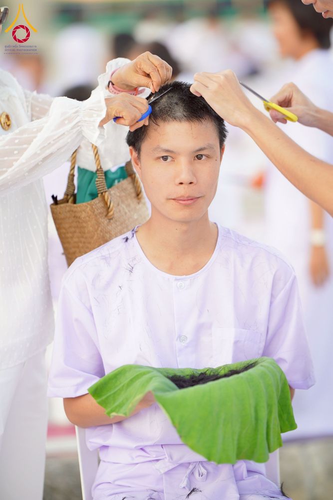 ภาพ No.274742:วันอาทิตย์ที่ 30 พฤศจิกายน พ.ศ. 2568 พิธีปลงผม โครงการอุปสมบทบูชาธรรมมหาปูชนียาจารย์ ปี 2568 ณ ลานธรรมพระมหาธรรมกายเจดีย์ ฝั่งทิศตะวันตก ระหว่างวิหารคดหมายเลข 8 และ 9 วัดพระธรรมกาย