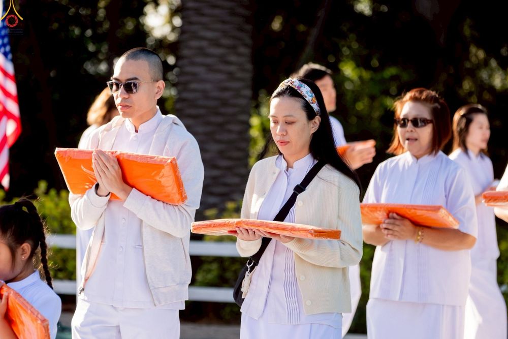 ภาพ No.252229:วันที่ 4-5 ตุลาคม พ.ศ. 2568  วัดพระธรรมกายแคลิฟอร์เนีย ประเทศสหรัฐอเมริกา ได้จัดพิธีตัดปอยผม โดยคณะสงฆ์ ญาติ ๆ และสาธุชน ให้กับนาคธรรมทายาท 8 ท่าน และได้จัดพิธีบรรพชา-อุปสมบท ฉลองพิธีทอดกฐินบรมจักรพรรดิ สร้างอุโบสถ 82 ปี บูชาธรรมหลวงพ่อธัมมชโย