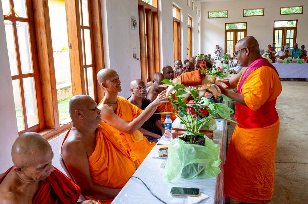 ภาพ No.262991:วันที่ 22 ตุลาคม พ.ศ. 2568 พิธีทอดกฐินสมทบ วัดกัลยาณมิตรต่างประเทศ  บูชาธรรม 81 ปี หลวงพ่อธัมมชโย ณ วัดโกฮอน ราชมหาวิหารายา และวัดศรีสุธรรมมารามายา   เมืองมาตะเล ประเทศศรีลังกา 