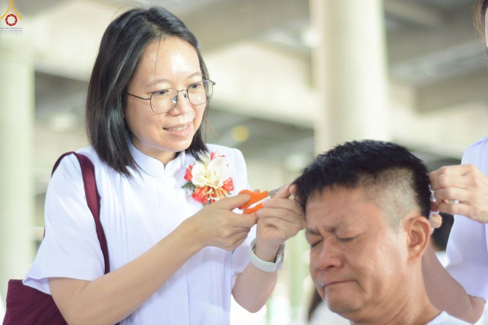 ภาพ No.248592:วันที่ 28 กันยายน พ.ศ. 2568 พิธีตัดปอยผม และปลงผม โครงการอุปสมบทบูชาธรรม 141 ปี พระมงคลเทพมุนี ณ วิหารคด วัดพระธรรมกาย