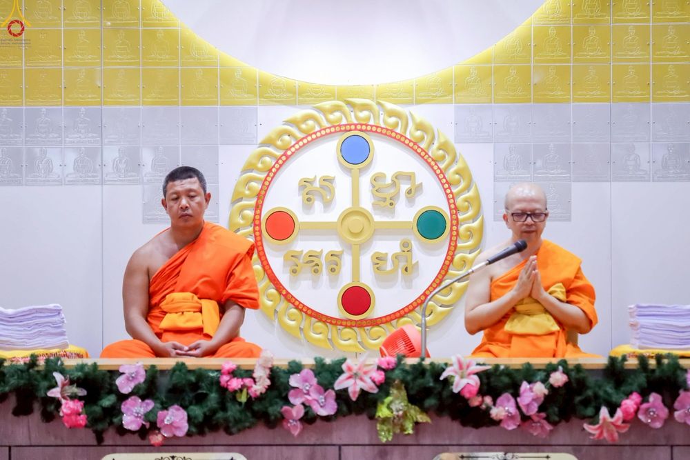 ภาพ No.249065:วันที่ 26-28 กันยายน พ.ศ. 2568 โครงการอบรม อุบาสกแก้ว อุบาสิกาแก้ว รุ่นที่ 3  ณ ศูนย์ปฏิบัติธรรมสมุทรปราการ ได้รับความเมตตาจากคณะสงฆ์ในพื้นที่  รวมถึงผู้บริหารสถานศึกษา ที่นำนักเรียนระดับมัธยมปลาย  มารับฟังข้อมูลเพื่อที่จะเป็นกำลังสำคัญ ในการเข้าร่วมขบวน