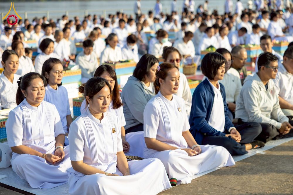 ภาพ No.250533:วันพุธที่ 8 ตุลาคม พ.ศ. 2568 พิธีตักบาตรเทโวโรหณะ ณ ลานธรรมปทุมรัตน์ธรรมเจดีย์ พุทธอุทยานนานาชาติ อ.โพนพิสัย จ.หนองคาย