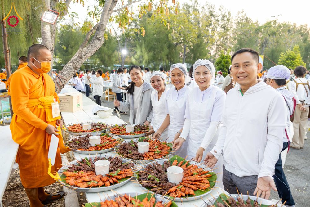 ภาพ No.293510:วันที่ 13 มกราคม พ.ศ. 2569 พิธีถวายภัตตาหารเป็นสังฆทาน แด่พระธรรมยาตรา ณ อนุสรณ์สถานมหาวิหารพระมงคลเทพมุนี (โลตัสแลนด์) อ.สองพี่น้อง จ.สุพรรณบุรี ในโครงการธรรมยาตรา กตัญญูบูชา มหาปูชนียาจารย์ พระมงคลเทพมุนี(สด จนฺทสโร) พระผู้ปราบมาร อนุสรณ์สถาน 7 แห่ง ปี