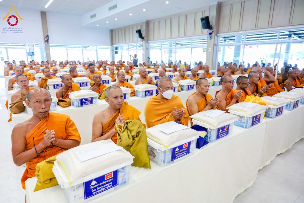 ภาพ No.313742:วันเสาร์ที่ 14 มีนาคม พ.ศ. 2569 พิธีตักบาตรแด่คณะสงฆ์ 323 วัด 4 จังหวัดชายแดนภาคใต้ พิธีถวายสังฆทานแด่คณะสงฆ์ 323 วัด ปีที่ 22 ครั้งที่ 183 พิธีมอบกองทุนหนุนแรงใจช่วยครูใต้ ปีที่ 19 ครั้งที่ 146 และพิธีทำบุญอุทิศส่วนกุศลให้ผู้วายชนม์ ณ ศูนย์ปฏิบัติธรรมภา