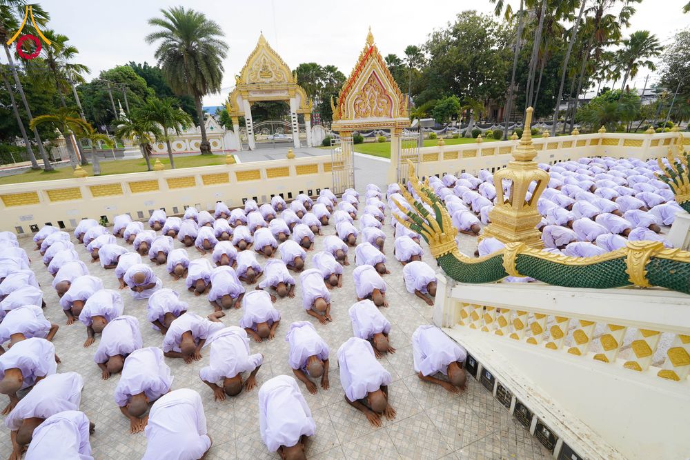 ภาพ No.278589:วันอาทิตย์ที่ 14 ธันวาคม พ.ศ.2568  พิธีเวียนประทักษิณ พิธีวันทาสีมาพระประธาน โครงการบวชบูชาธรรมมหาปูชนียาจารย์ ของศูนย์ปฏิบัติธรรมบุรีรัมย์ ณ วัดกลาง พระอารามหลวง จังหวัดบุรีรัมย์