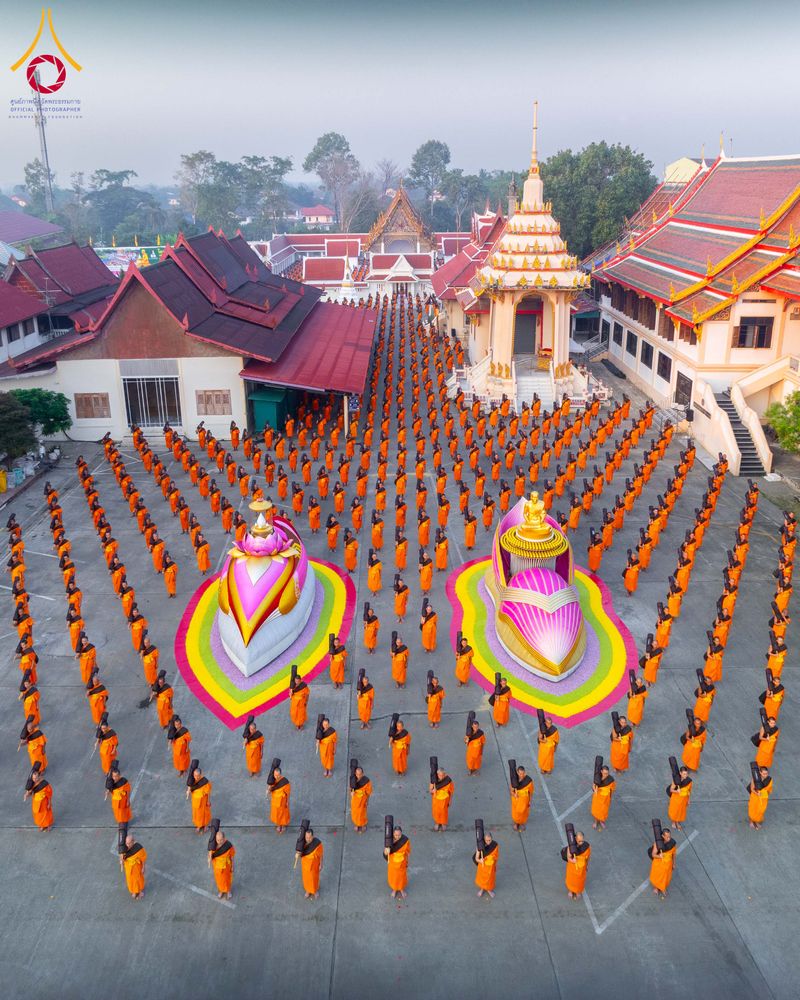 ภาพ No.297426:วันที่ 15 มกราคม พ.ศ.2569 พระธรรมยาตราปฏิบัติธรรมและถ่ายภาพหมู่ประวัติศาสตร์ อนุสรณ์สถานลำดับที่ 4 สถานที่เกิดด้วยกายธรรม  ณ วัดโบสถ์บน ต.บางคูเวียง จ.นนทบุรี ในโครงการธรรมยาตรา กตัญญูบูชา มหาปูชนียาจารย์ พระมงคลเทพมุนี(สด จนฺทสโร) พระผู้ปราบมาร อนุสรณ์ส