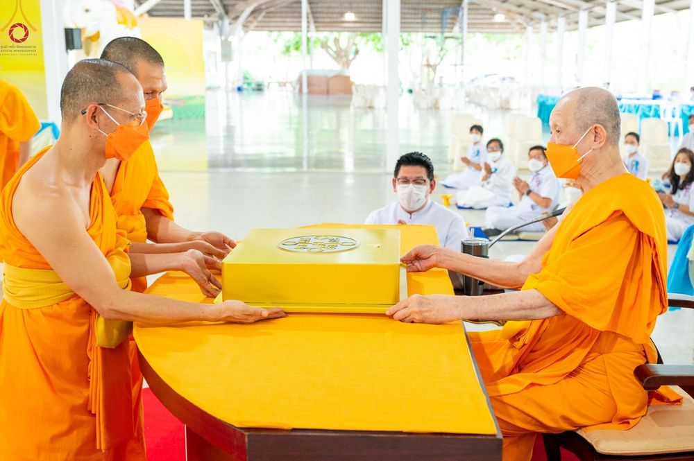 ภาพ No.47871:ประมวลภาพพิธีปิดแผ่นทองรูปเหมือนพระมงคลเทพมุนี (สด จนฺทสโร) พระผู้ปราบมาร และดวงแก้วธรรมชัย