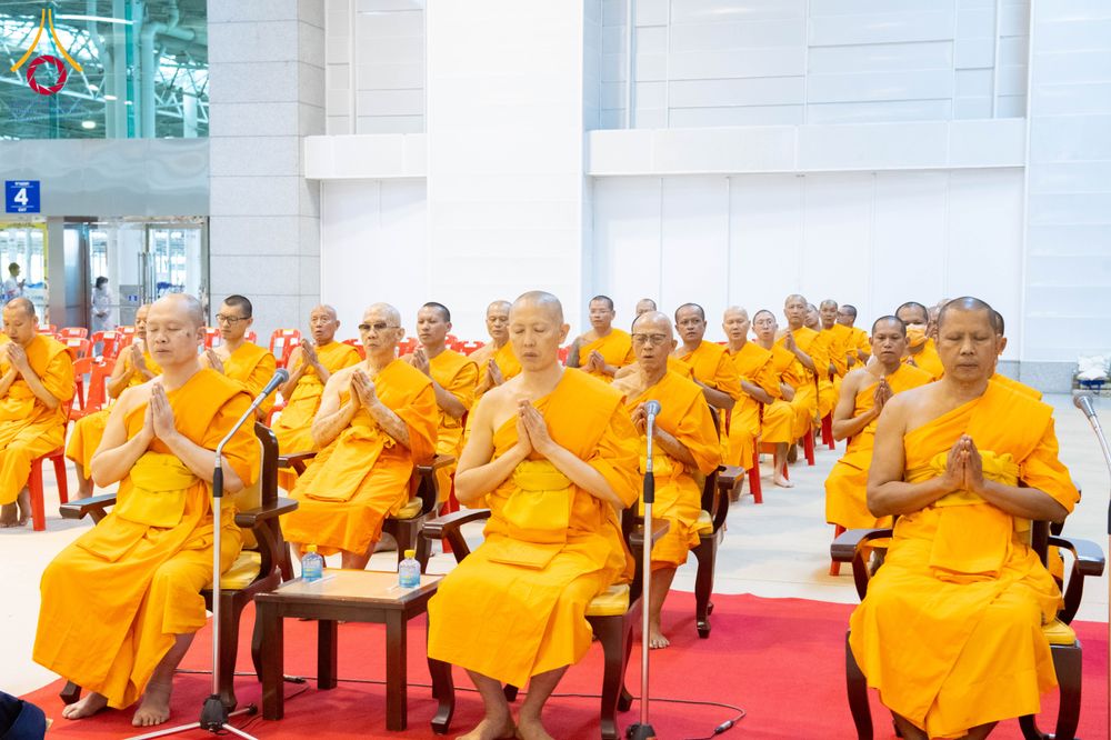 ภาพ No.284911:วันอาทิตย์ที่ 14 ธันวาคม พ.ศ.2568  พิธีปฏิบัติธรรม พิธีถวายภัตตาหารเป็นสังฆทาน พิธีมอบต้นสมบัติจักรพรรดิ ถวายแด่เจ้าอาวาสและประธานสงฆ์ 236 ศูนย์ส่งเสริมศีลธรรมทั่วโลก ณ สภาธรรมกายสากล วัดพระธรรมกาย