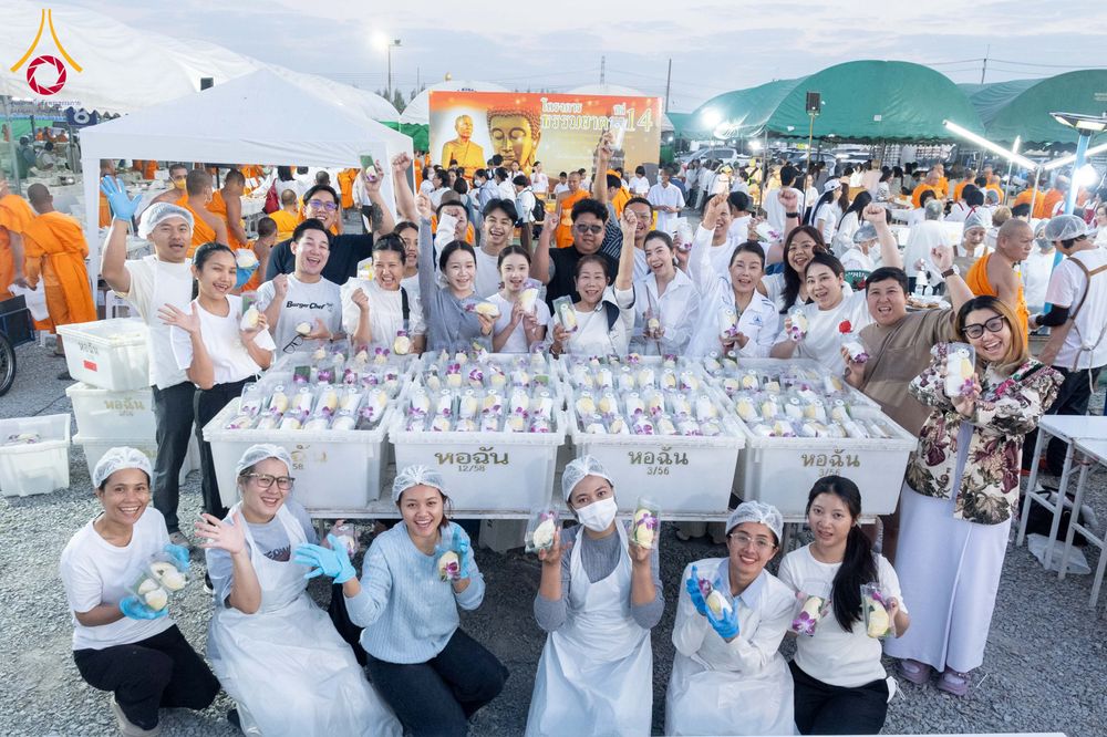 ภาพ No.301764:วันที่ 24 มกราคม พ.ศ. 2569 พิธีถวายภัตตาหารเป็นสังฆทาน แด่พระธรรมยาตรา ณ อนุสรณ์สถานบางปลา วัดบางปลา อำเภอบางเลน จังหวัดนครปฐม ในโครงการธรรมยาตรา กตัญญูบูชา มหาปูชนียาจารย์ พระมงคลเทพมุนี(สด จนฺทสโร) พระผู้ปราบมาร อนุสรณ์สถาน 7 แห่ง ปีที่ 14