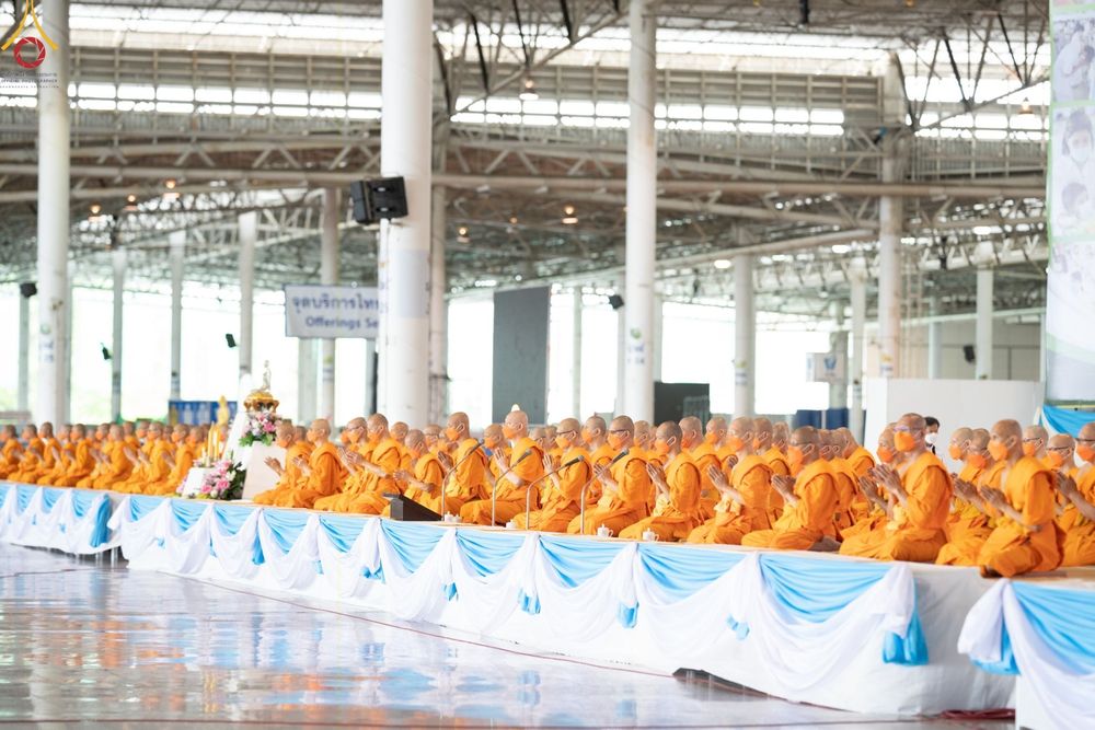 ภาพ No.48215:ประมวลภาพพิธีถวายผ้าอาบน้ำฝน และประทีปโคมไฟ เนื่องในวันอาสาฬหบูชา ประจำปี 2565