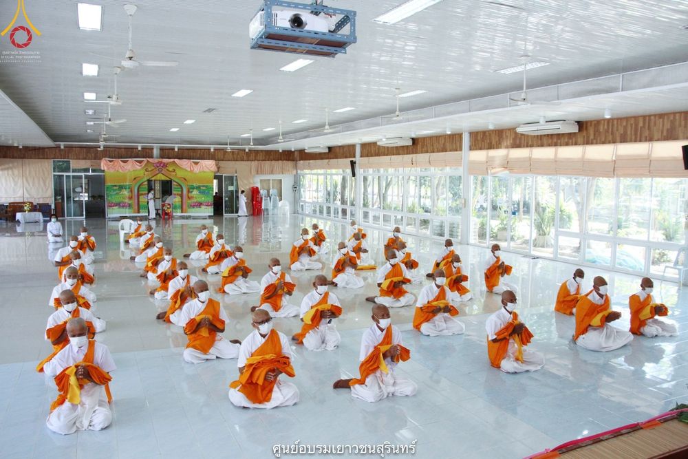 ภาพ No.40960:พิธีตัดปอยผม ปลงผม ขอขมารับผ้าไตรและพิธีบรรพชา ในโครงการอุปสมบท บูชาธรรมมหาปูชนียาจารย์ ประจำปี 2564 ชุดที่ 18