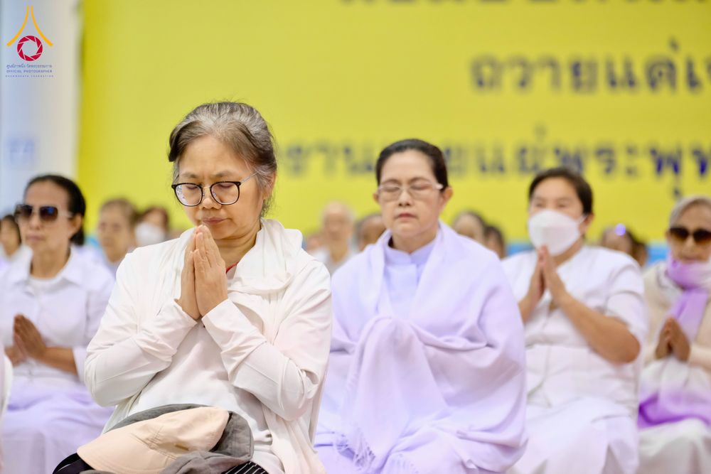 ภาพ No.284775:วันอาทิตย์ที่ 14 ธันวาคม พ.ศ.2568  พิธีปฏิบัติธรรม พิธีถวายภัตตาหารเป็นสังฆทาน พิธีมอบต้นสมบัติจักรพรรดิ ถวายแด่เจ้าอาวาสและประธานสงฆ์ 236 ศูนย์ส่งเสริมศีลธรรมทั่วโลก ณ สภาธรรมกายสากล วัดพระธรรมกาย