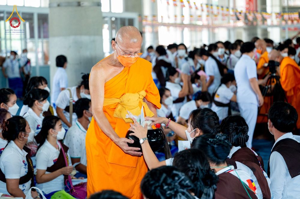 ภาพ No.52073:ประมวลภาพพิธีตักบาตรมิตรภาพไทย-เมียนมาร์ 105 รูป ณ วัดพระธรรมกาย