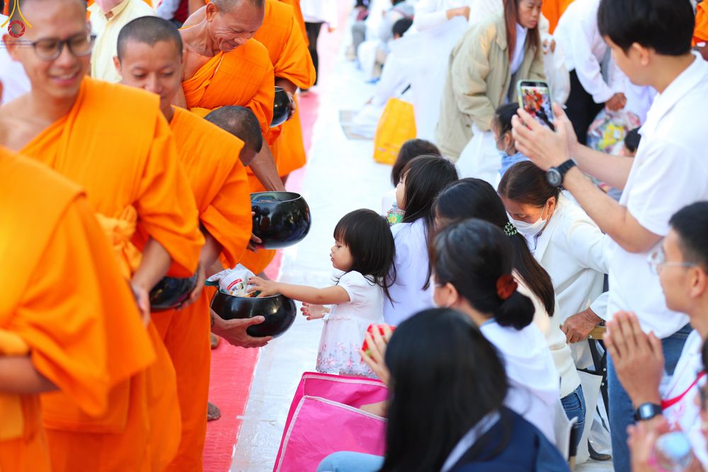 ภาพ No.292452:วันที่ 11 มกราคม พ.ศ. 2569 พิธีตักบาตรพระธรรมยาตรา ณ อนุสรณ์สถานคลองบางนางแท่น อ.สามพราน จ.นครปฐม ในโครงการธรรมยาตรา กตัญญูบูชา มหาปูชนียาจารย์ พระมงคลเทพมุนี(สด จนฺทสโร) พระผู้ปราบมาร อนุสรณ์สถาน 7 แห่ง ปีที่ 14