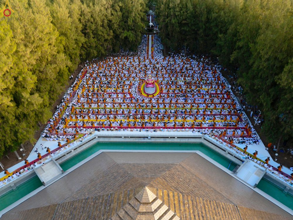 ภาพ No.287537:วันที่ 3 มกราคม พ.ศ. 2569 พิธีต้อนรับพระธรรมยาตรา ในโครงการธรรมยาตรา กตัญญูบูชา มหาปูชนียาจารย์ พระมงคลเทพมุนี(สด จนฺทสโร) พระผู้ปราบมาร อนุสรณ์สถาน 7 แห่ง ปีที่ 14 ณ อนุสรณ์สถานมหาวิหารพระมงคลเทพมุนี (โลตัสแลนด์) อ.สองพี่น้อง จ.สุพรรณบุรี