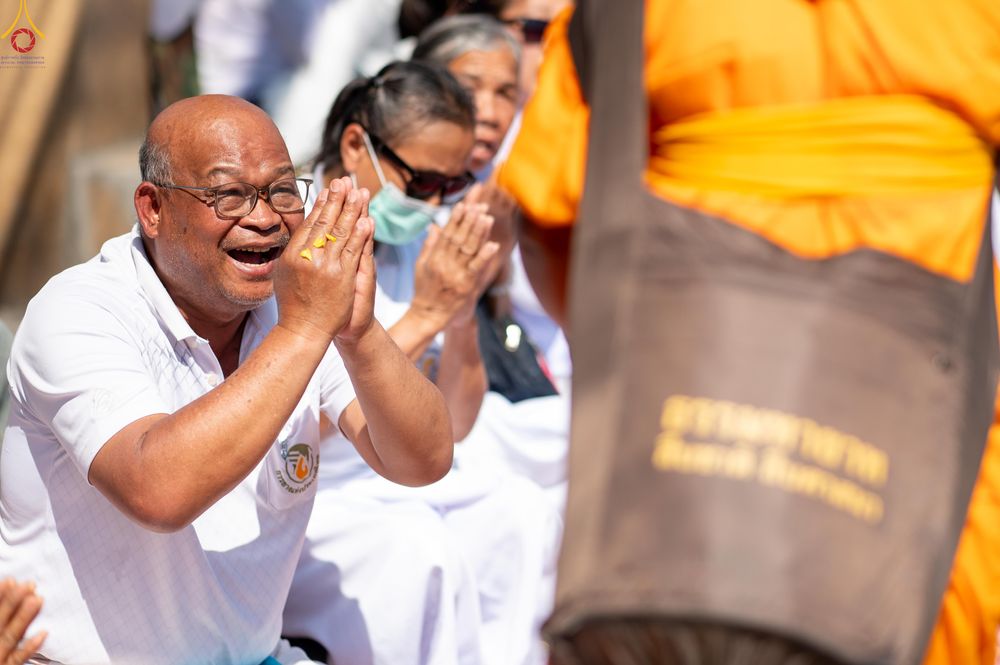 ภาพ No.304207:วันที่ 25 มกราคม พ.ศ. 2569 พิธีต้อนรับพระธรรมยาตรา  รร.สามัคคีราษฏร์บำรุง-วัดพระธรรมกาย ในโครงการธรรมยาตรา กตัญญูบูชา มหาปูชนียาจารย์ พระมงคลเทพมุนี(สด จนฺทสโร) พระผู้ปราบมาร อนุสรณ์สถาน 7 แห่ง ปีที่ 14