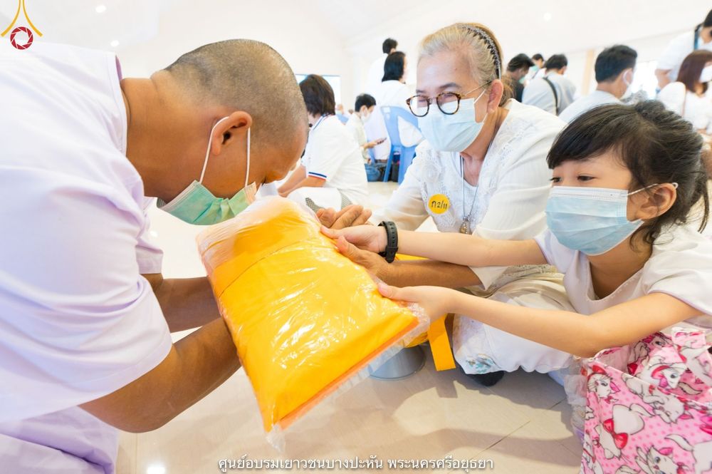 ภาพ No.40815:พิธีตัดปอยผม ปลงผม ขอขมารับผ้าไตรและพิธีบรรพชา ในโครงการอุปสมบท บูชาธรรมมหาปูชนียาจารย์ ประจำปี 2564 ชุดที่ 16