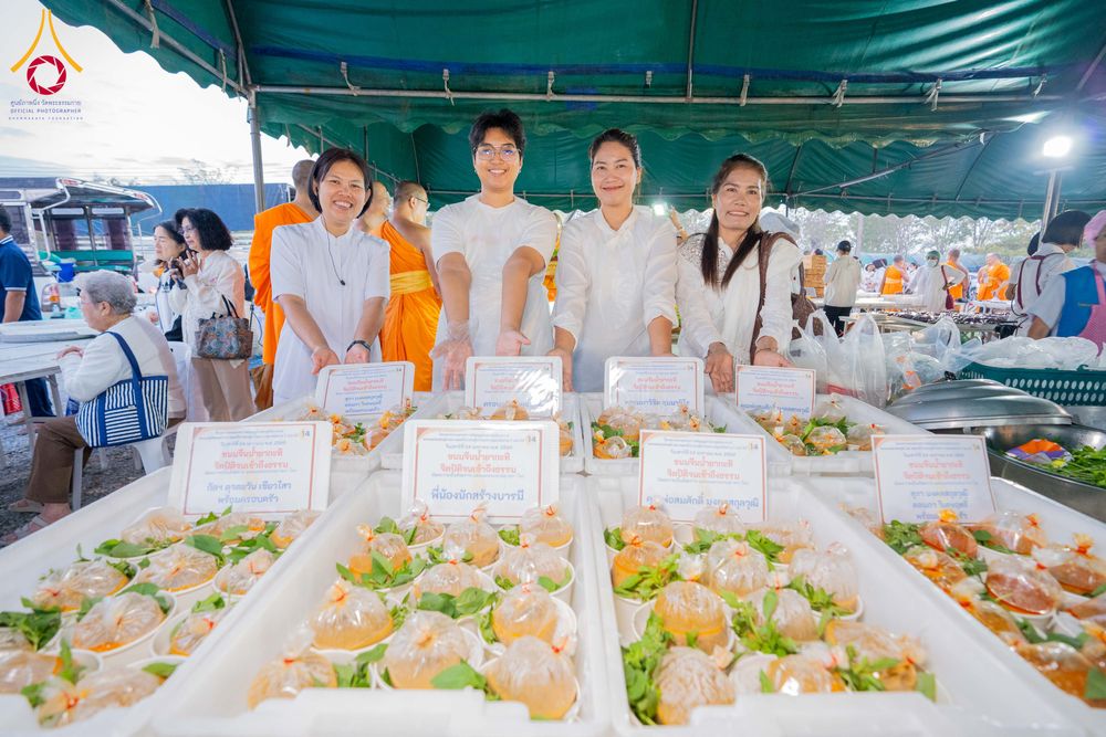 ภาพ No.301766:วันที่ 24 มกราคม พ.ศ. 2569 พิธีถวายภัตตาหารเป็นสังฆทาน แด่พระธรรมยาตรา ณ อนุสรณ์สถานบางปลา วัดบางปลา อำเภอบางเลน จังหวัดนครปฐม ในโครงการธรรมยาตรา กตัญญูบูชา มหาปูชนียาจารย์ พระมงคลเทพมุนี(สด จนฺทสโร) พระผู้ปราบมาร อนุสรณ์สถาน 7 แห่ง ปีที่ 14