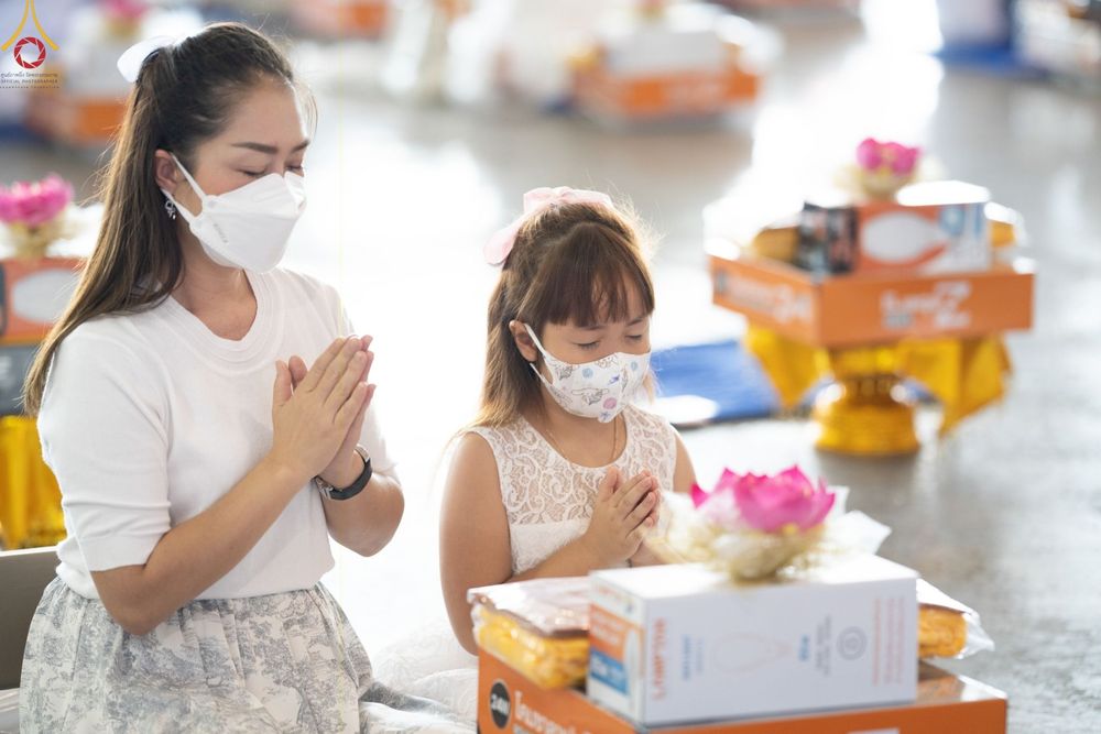 ภาพ No.48220:ประมวลภาพพิธีถวายผ้าอาบน้ำฝน และประทีปโคมไฟ เนื่องในวันอาสาฬหบูชา ประจำปี 2565