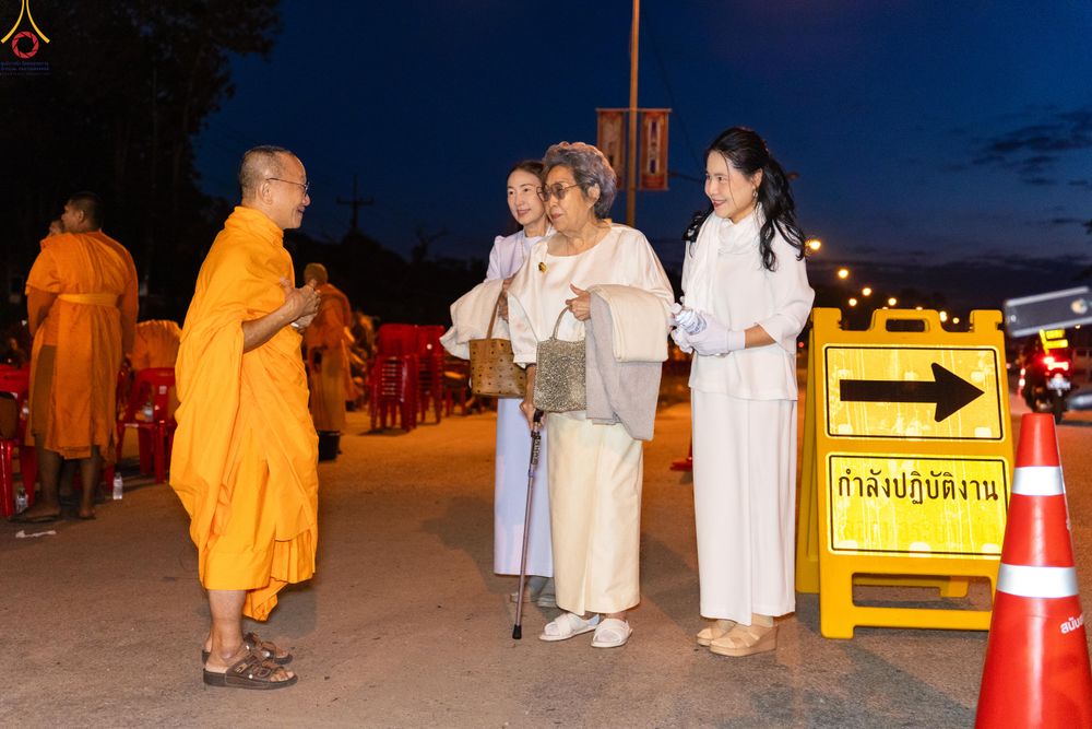 ภาพ No.281351:วันเสาร์ที่ 27 ธันวาคม พ.ศ.2568 พิธีตักบาตรพระ ๑,๐๐๐ รูป   เพื่อความเป็นสิริมงคลแก่ชีวิตและแผ่นดินไทย  มหากุศลครั้งยิ่งใหญ่แห่งปี ส่งท้ายปีเก่า ต้อนรับปีใหม่  ณ ถนนหน้าที่ว่าการอำเภอภูเรือ จังหวัดเลย