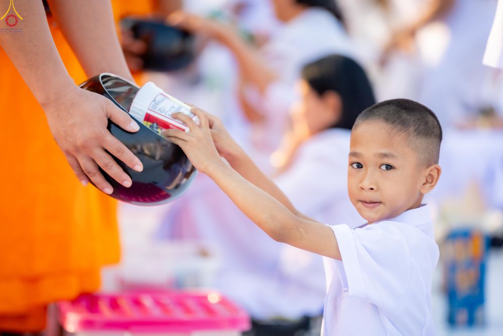 ภาพ No.279873:วันที่ 1 มกราคม พ.ศ.2569 พิธีตักบาตรในวันขึ้นปีใหม่ ณ ลานธรรม วัดพระธรรมกาย