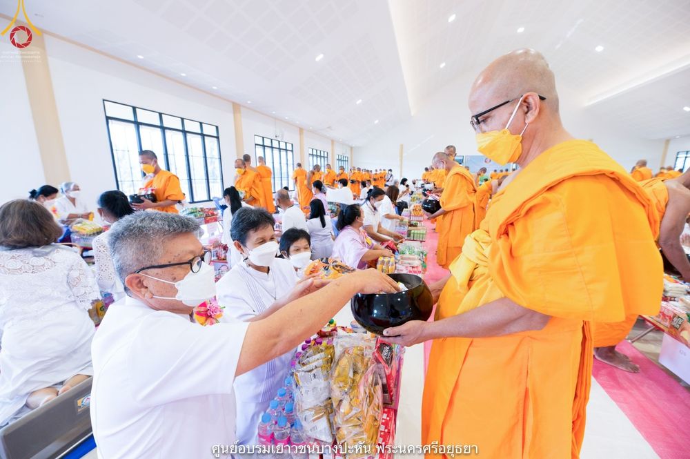 ภาพ No.41063:พิธีตัดปอยผม ปลงผม ขอขมารับผ้าไตรและพิธีบรรพชา ในโครงการอุปสมบท บูชาธรรมมหาปูชนียาจารย์ ประจำปี 2564 ชุดที่ 19