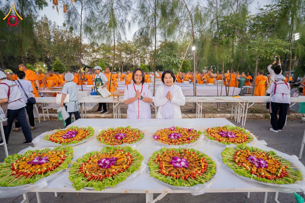 ภาพ No.288820:วันที่ 6 มกราคม พ.ศ. 2569 พิธีถวายภัตตาหารเป็นสังฆทาน แด่พระธรรมยาตรา ในโครงการธรรมยาตรา กตัญญูบูชา มหาปูชนียาจารย์ พระมงคลเทพมุนี(สด จนฺทสโร) พระผู้ปราบมาร อนุสรณ์สถาน 7 แห่ง ปีที่ 14 ณ อนุสรณ์สถานมหาวิหารพระมงคลเทพมุนี (โลตัสแลนด์) อ.สองพี่น้อง จ.สุพรร