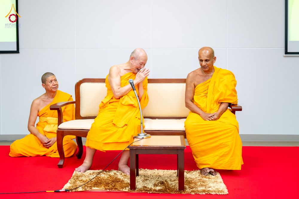 ภาพ No.323319:หลวงพ่อทัตตชีโว รองเจ้าอาวาสวัดพระธรรมกาย ถวายการต้อนรับปฏิสันถารคณะสงฆ์จากประเทศศรีลังกา