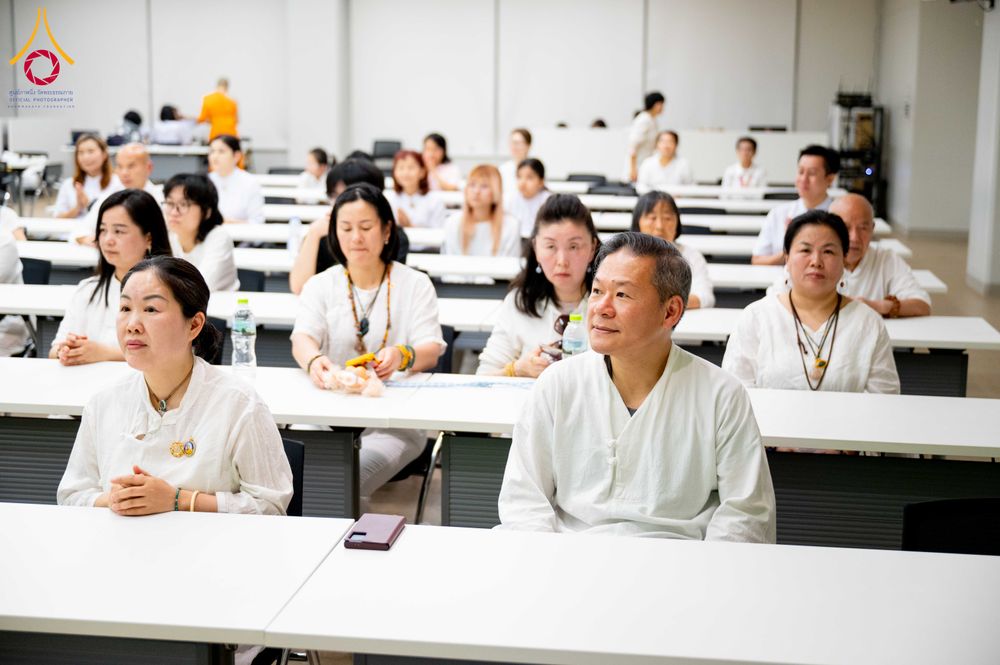 ภาพ No.313108:วันที่ 4 มีนาคม พ.ศ. 2559 หลวงพ่อทัตตชีโว รองเจ้าอาวาสวัดพระธรรมกาย ได้เมตตาถวายการต้อนรับปฏิสันถารพระอาคันตุกะจาก 19 ประเทศ ที่เดินทางมาร่วมงานวันมาฆบูชา ณ วัดพระธรรมกาย