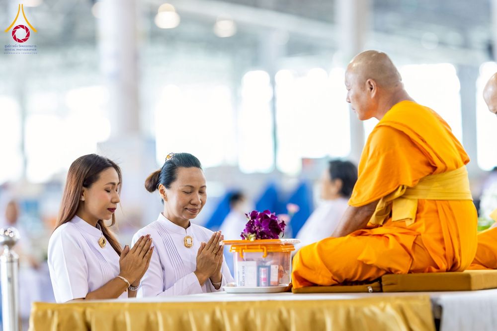 ภาพ No.256941:วันที่ 5 ตุลาคม พ.ศ. 2568 พิธีตักบาตร ข้าวสารอาหารแห้ง ณ บ้านแก้วเรือนทองคุณยายฯ สภาธรรมกายสากล วัดพระธรรมกาย