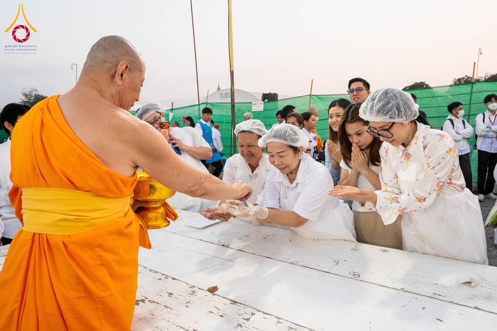 ภาพ No.295805:วันที่ 17 มกราคม พ.ศ. 2569 พิธีถวายภัตตาหารเป็นสังฆทาน แด่พระธรรมยาตรา ณ วัดโบสถ์บน ต.บางคูเวียง จ.นนทบุรี อนุสรณ์สถานลำดับที่ 4 สถานที่เกิดด้วยกายธรรม ในโครงการธรรมยาตรา กตัญญูบูชา มหาปูชนียาจารย์ พระมงคลเทพมุนี(สด จนฺทสโร) พระผู้ปราบมาร อนุสรณ์สถาน 7 แ