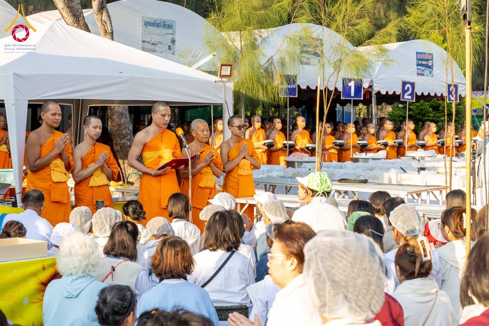 ภาพ No.292709:วันที่ 12 มกราคม พ.ศ. 2569 พิธีถวายภัตตาหารเป็นสังฆทาน แด่พระธรรมยาตรา ณ อนุสรณ์สถานมหาวิหารพระมงคลเทพมุนี (โลตัสแลนด์) อ.สองพี่น้อง จ.สุพรรณบุรี ในโครงการธรรมยาตรา กตัญญูบูชา มหาปูชนียาจารย์ พระมงคลเทพมุนี(สด จนฺทสโร) พระผู้ปราบมาร อนุสรณ์สถาน 7 แห่ง ปี