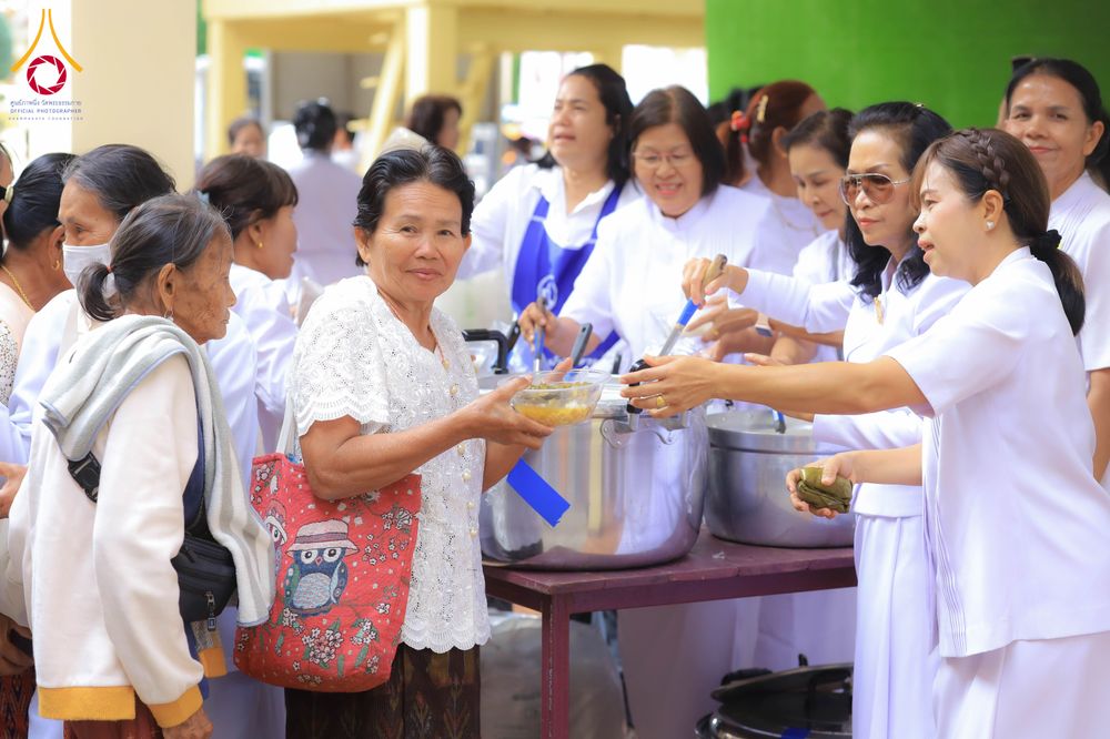 ภาพ No.278603:วันอาทิตย์ที่ 14 ธันวาคม พ.ศ.2568  พิธีเวียนประทักษิณ พิธีวันทาสีมาพระประธาน โครงการบวชบูชาธรรมมหาปูชนียาจารย์ ของศูนย์ปฏิบัติธรรมบุรีรัมย์ ณ วัดกลาง พระอารามหลวง จังหวัดบุรีรัมย์