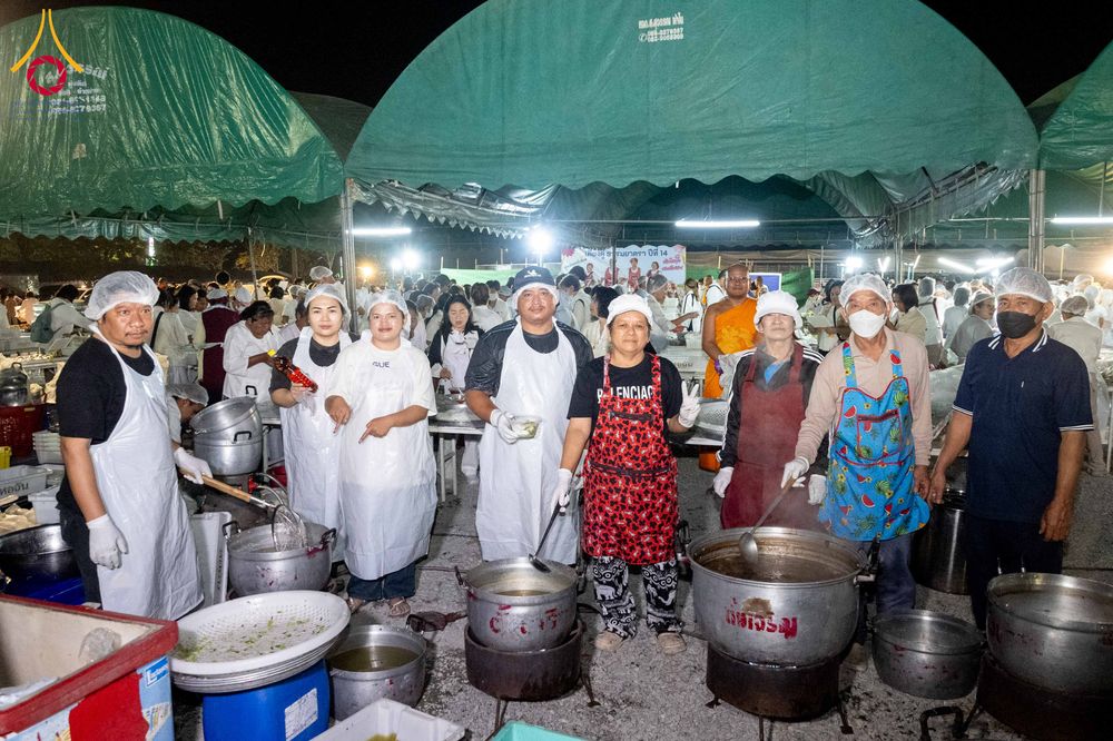 ภาพ No.301709:วันที่ 24 มกราคม พ.ศ. 2569 พิธีถวายภัตตาหารเป็นสังฆทาน แด่พระธรรมยาตรา ณ อนุสรณ์สถานบางปลา วัดบางปลา อำเภอบางเลน จังหวัดนครปฐม ในโครงการธรรมยาตรา กตัญญูบูชา มหาปูชนียาจารย์ พระมงคลเทพมุนี(สด จนฺทสโร) พระผู้ปราบมาร อนุสรณ์สถาน 7 แห่ง ปีที่ 14