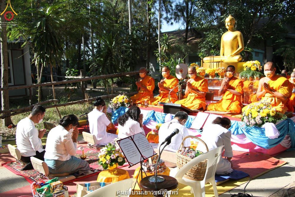 ภาพ No.40978:พิธีตัดปอยผม ปลงผม ขอขมารับผ้าไตรและพิธีบรรพชา ในโครงการอุปสมบท บูชาธรรมมหาปูชนียาจารย์ ประจำปี 2564 ชุดที่ 18