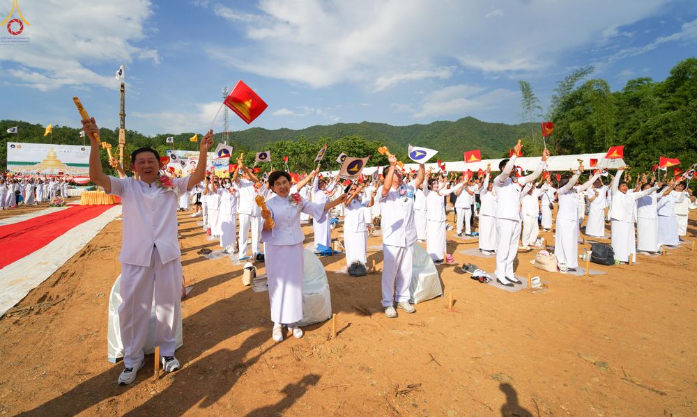 ภาพ No.331692:วันพุธที่ ๓ มิถุนายน พ.ศ.๒๕๖๙ พิธีทอดผ้าป่า ปฏิบัติธรรมกลั่นแผ่นดิน พิธีโปรยรัตนชาติ  และ พิธีตอกเสาเข็ม มงคลต้นแรก สถาปนา "องค์พระเจดีย์เพื่อสร้างสันติภาพโลก"  องค์แรก ครั้งแรกของลำปาง ประตูสู่ภาคเหนือ  ณ ศูนย์ปฏิบัติธรรมเถินเทิดธรรม อ.เถิน จ.ลำปาง