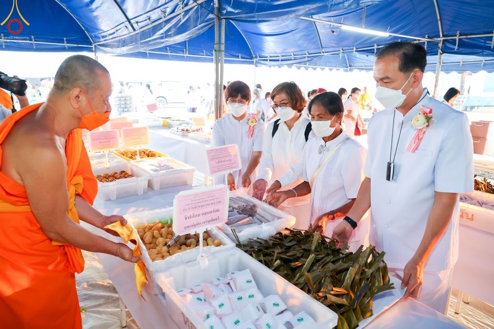 ภาพ No.74016:พิธีถวายภัตตาหารเป็นสังฆทาน แด่คณะพระธรรมยาตราฯ ในโครงการธรรมยาตรากตัญญูบูชา มหาปูชนียาจารย์ พระมงคลเทพมุนี(สด จนฺทสโร) พระผู้ปราบมาร อนุสรณ์สถาน 7 แห่ง ปีที่ 11 วันที่ 24 มกราคม พ.ศ. 2566