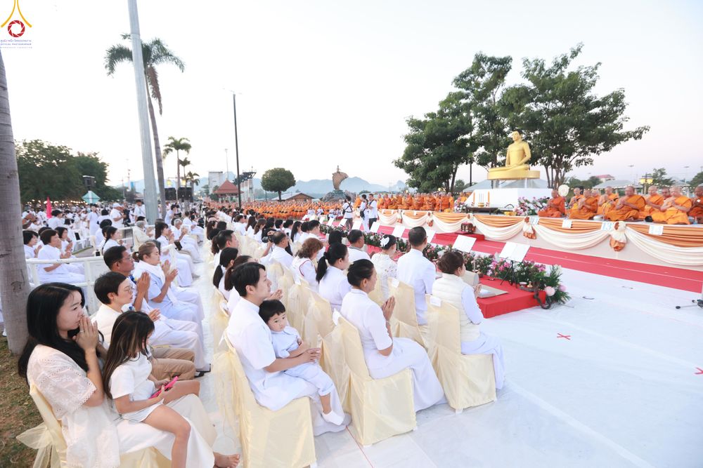 ภาพ No.284170:วันเสาร์ที่ 20 ธันวาคม พ.ศ.2568  พิธีตักบาตรพระ 10,000 รูป เนื่องในโอกาส 194 ปี จังหวัดกาญจนบุรี และอุทิศส่วนกุศลให้แด่บรรพชนทั้งหลาย บริเวณถนนสองแคว (Skywalk) เมืองกาญจนบุรี