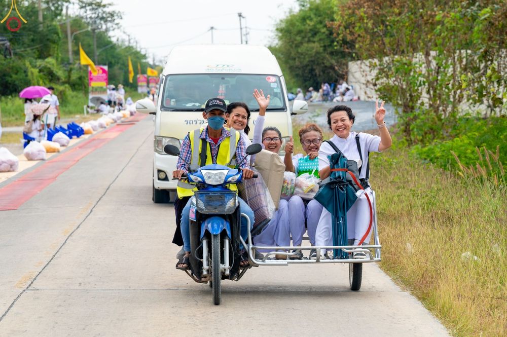 ภาพ No.69001:พิธีต้อนรับพระธรรมยาตรา ในโครงการธรรมยาตรากตัญญูบูชา มหาปูชนียาจารย์ พระมงคลเทพมุนี(สด จนฺทสโร) พระผู้ปราบมาร อนุสรณ์สถาน 7 แห่ง ปีที่ 11 วันที่ 3 มกราคม พ.ศ. 2566 ณ อนุสรณ์สถานมหาวิหารพระมงคลเทพมุนี จ.สุพรรณบุรี