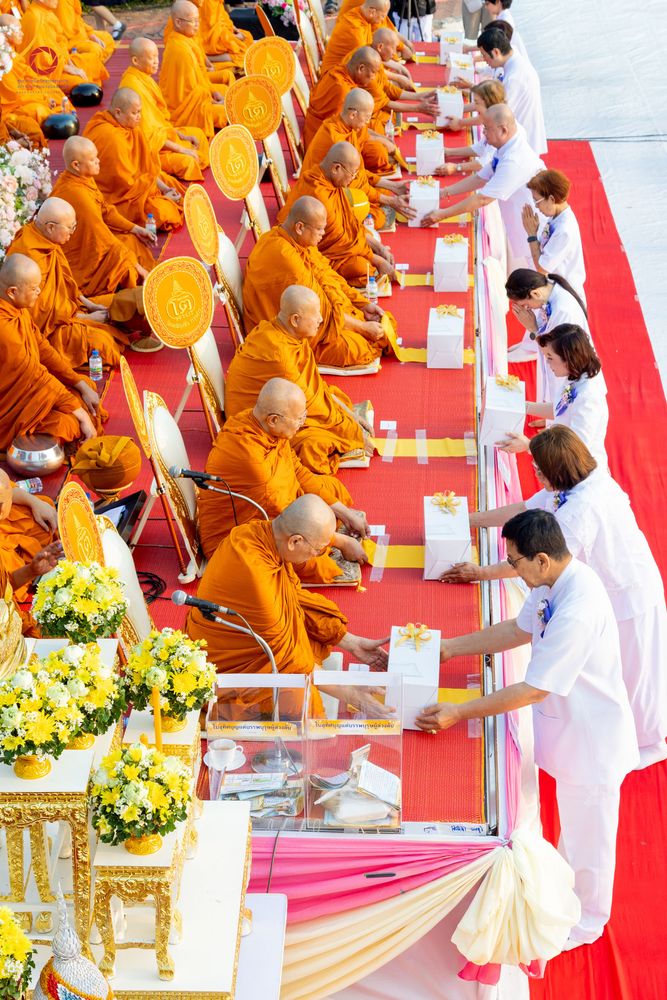 ภาพ No.318053:วันเสาร์ที่ 4 เมษายน พ.ศ. 2569 งานทำบุญเมืองใจกลางอยุธยา  ตักบาตรพระ 1,109 รูป ณ ถนนชีกุน หน้าวัดมหาธาตุ และวัดราชบูรณะ