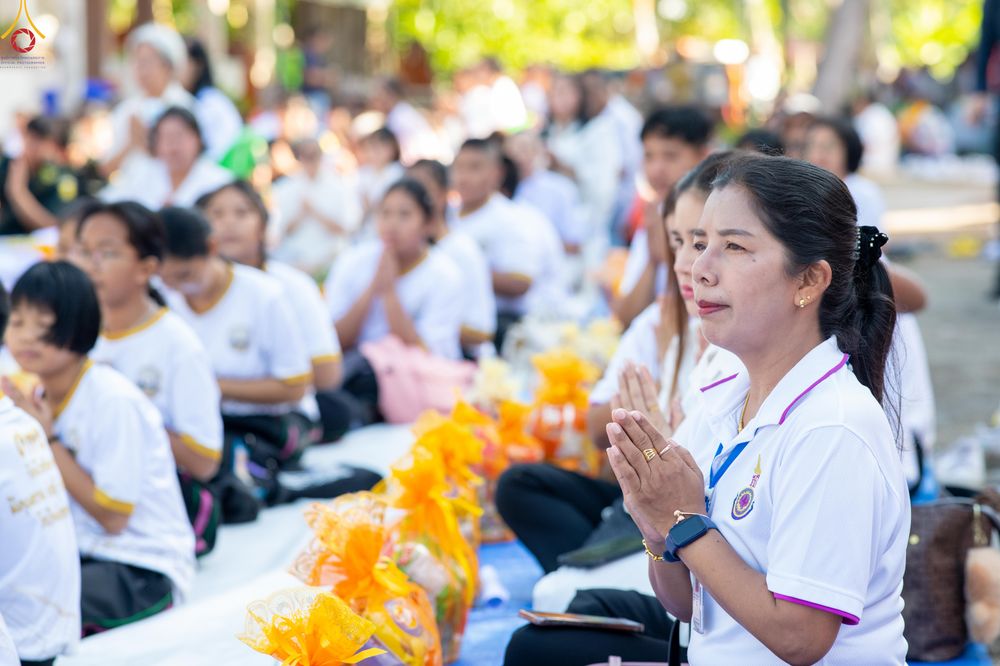 ภาพ No.339156:วันเสาร์ที่ 27 มิถุนายน พ.ศ. 2569 พิธีตักบาตรแด่คณะสงฆ์ 323 วัด 4 จังหวัดชายแดนภาคใต้ พิธีถวายสังฆทานแด่คณะสงฆ์ 323 วัด ปีที่ 22 ครั้งที่ 187 พิธีมอบกองทุนหนุนแรงใจช่วยครูใต้ ปีที่ 19 ครั้งที่ 150 และพิธีทำบุญอุทิศส่วนกุศลให้ผู้วายชนม์