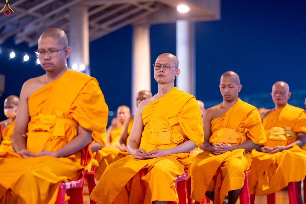 ภาพ No.280381:วันที่ 31 ธันวาคม พ.ศ.2568 -วันที่ 1 มกราคม พ.ศ.2569 พิธีฉลองชัยสวดมนต์บทธัมมจักกับปปวัตนสูตร ครบ 8,000,000,000 จบ , พิธีสวดมนต์ข้ามปี ณ วัดพระธรรมกาย