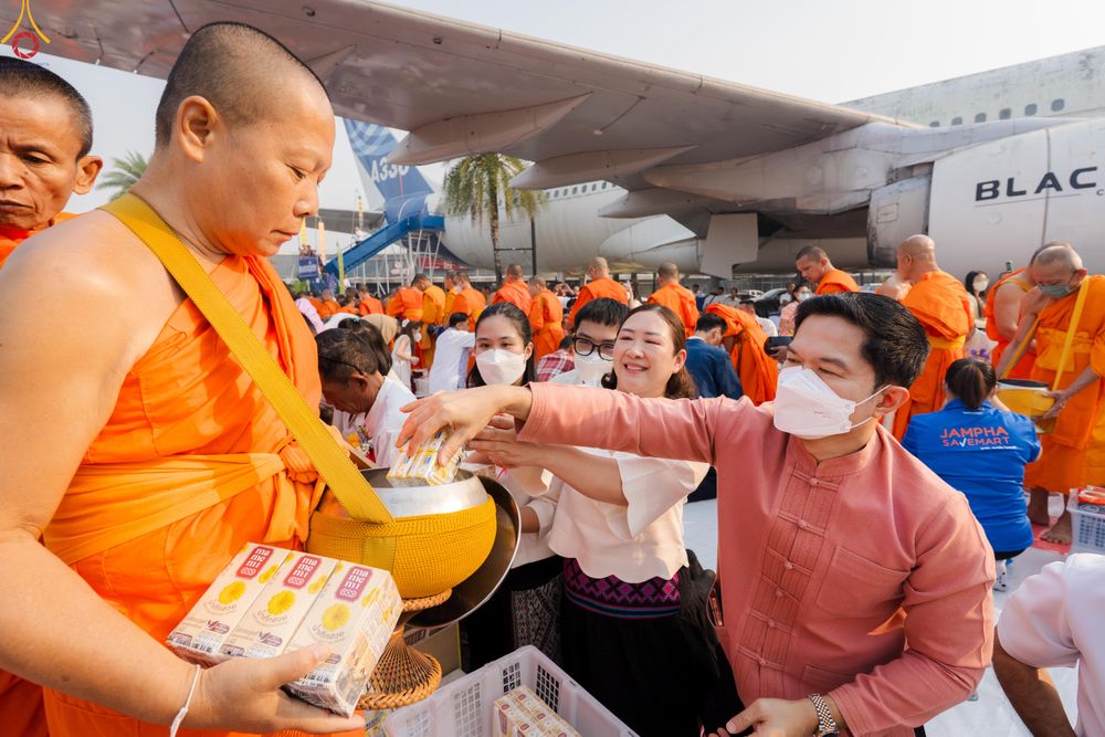 ภาพ No.321061:วันอาทิตย์ที่ ๑๒ เมษายน พ.ศ ๒๕๖๙ พิธีตักบาตรปี๋ใหม่เมืองพระภิกษุสงฆ์ ๓๓๙ รูป  อุทิศถวายพระราชกุศลสมเด็จพระนางสิริกิติ์  พระบรมราชินีนาถ พระบรมราชชนนีพันปีหลวง และฉลองเมืองแม่แตงครบรอบ ๑๑๙ ปี ณ ลานโรงแรมแอร์ไดมอนด์ อำเภอแม่แตง จังหวัดเชียงใหม่